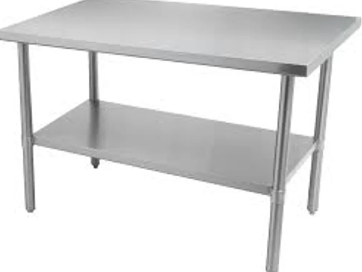 table_de_travail_de__x__e_0-27.webp Sale Table de travail de 24" x 48" en acier inoxydable Tables De Travail Commerciales